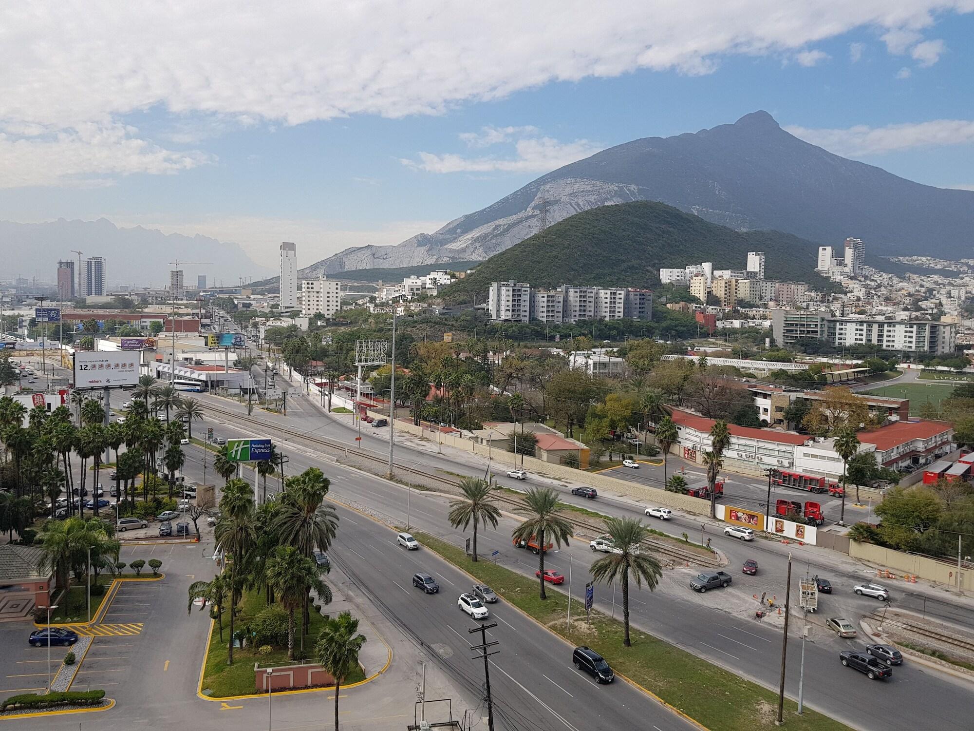 Отель Courtyard Monterrey San Jeronimo Экстерьер фото