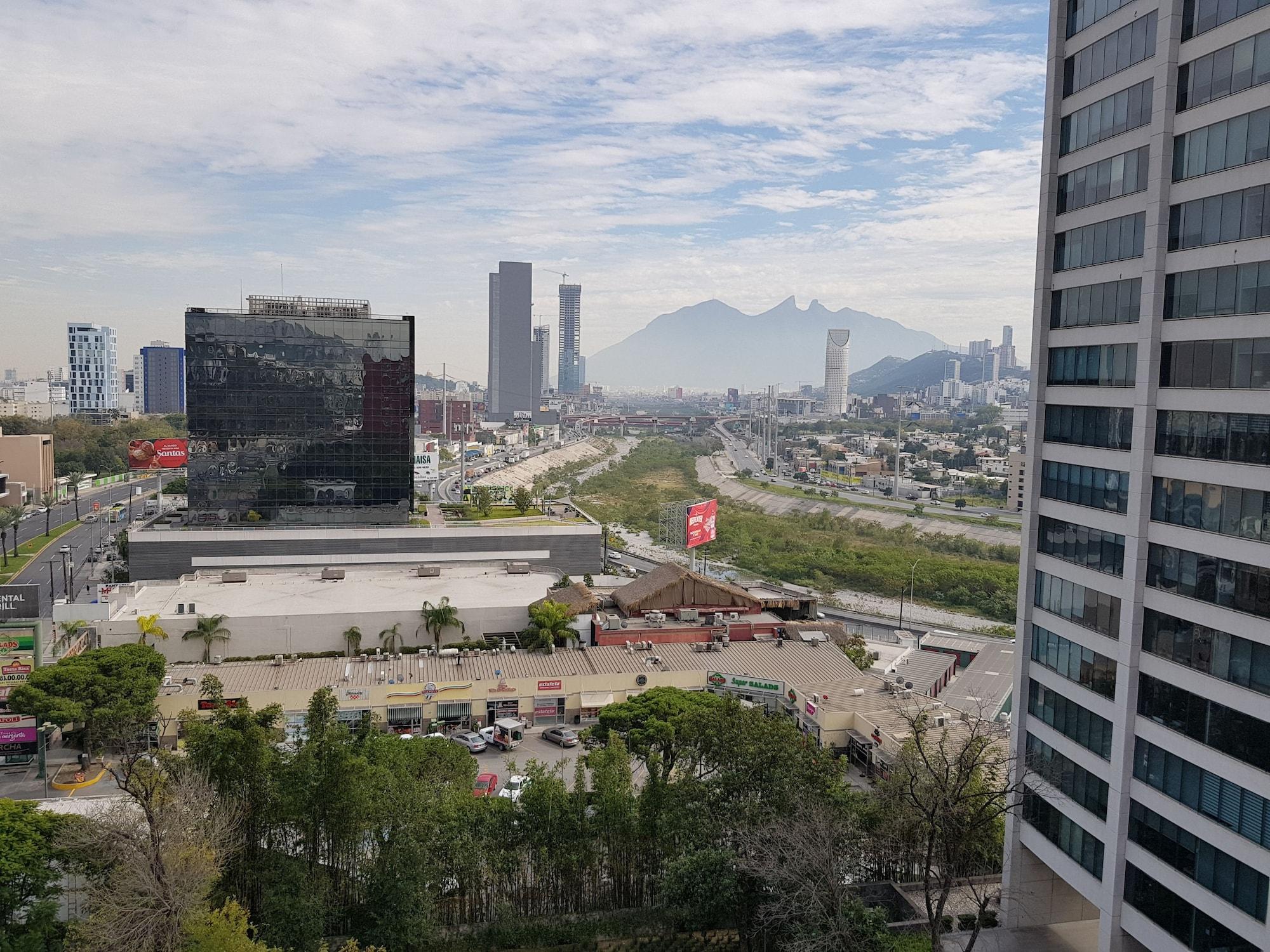 Отель Courtyard Monterrey San Jeronimo Экстерьер фото