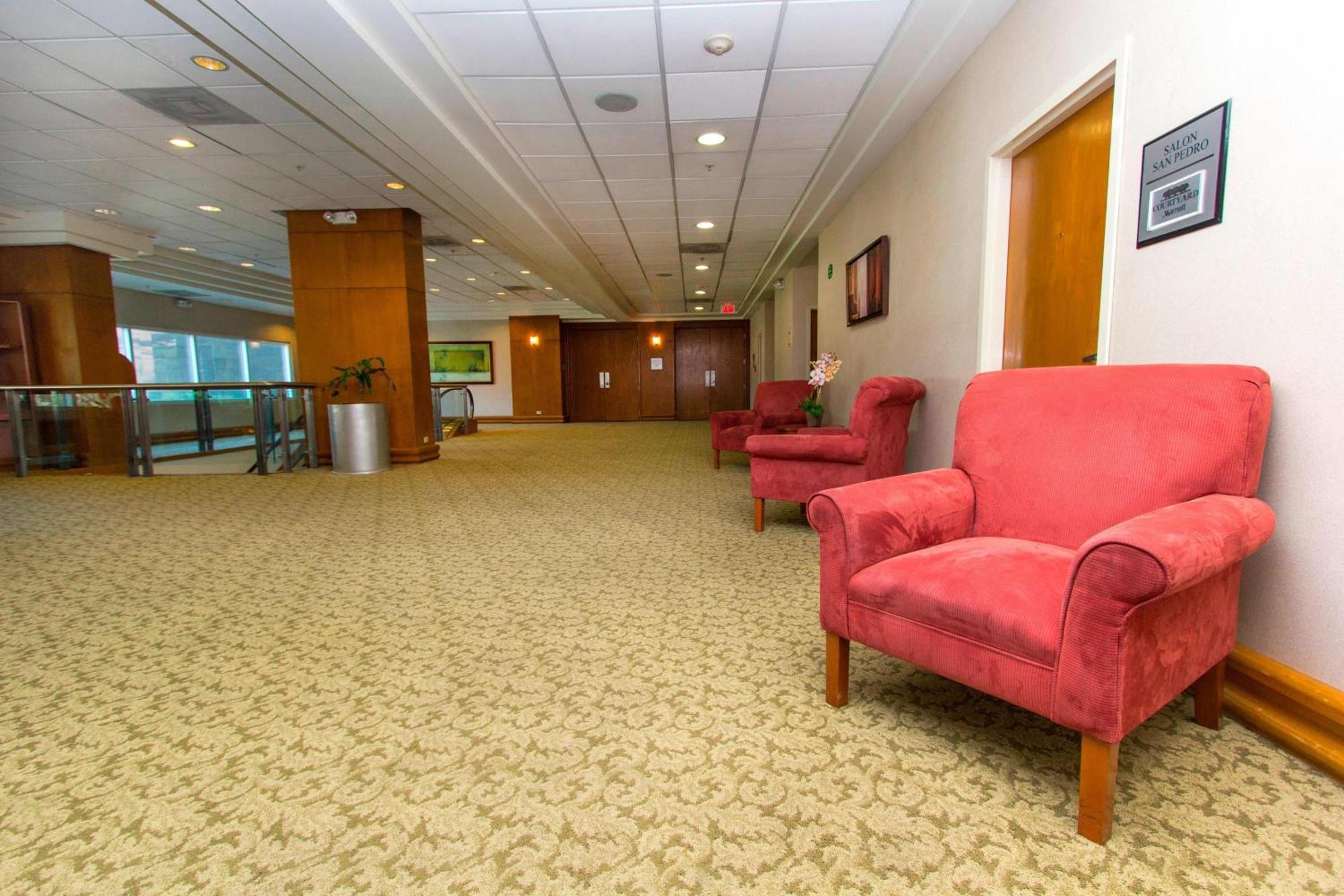 Отель Courtyard Monterrey San Jeronimo Экстерьер фото